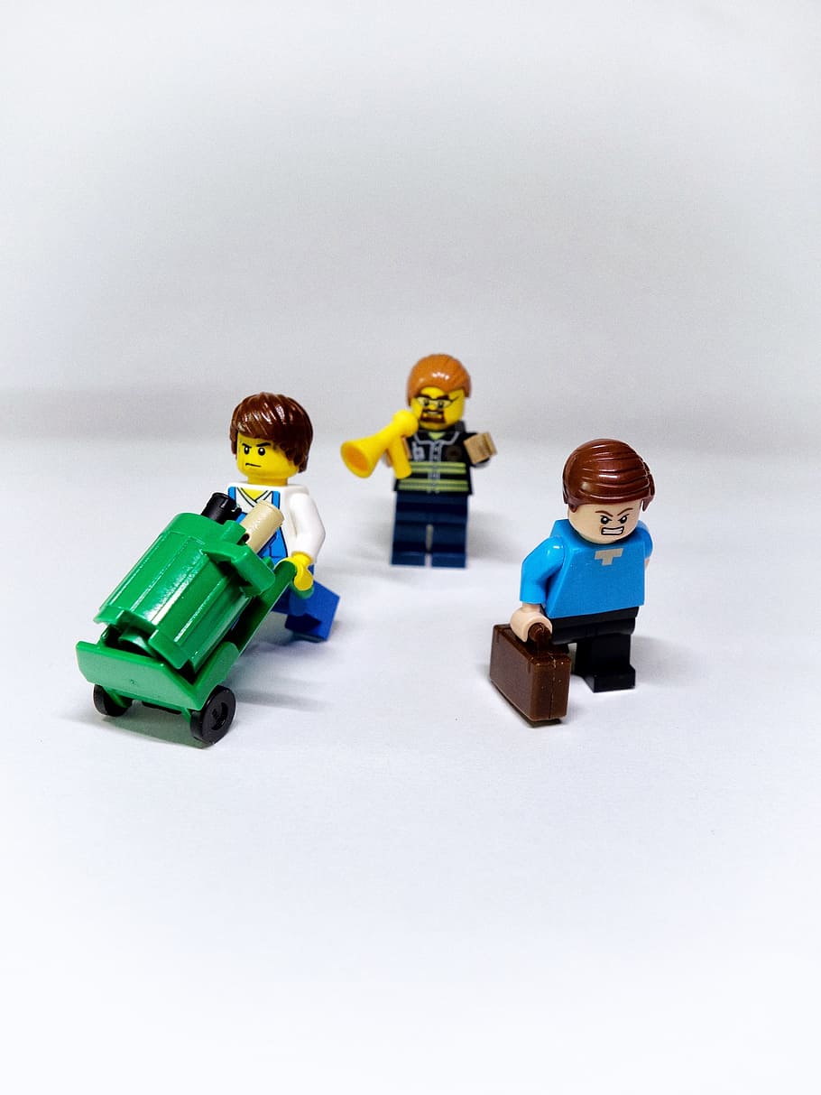 tres minifiguras de lego, lego, práctica, trabajo, días, modelo, trabajo injusto, empleo, juguete, foto de estudio