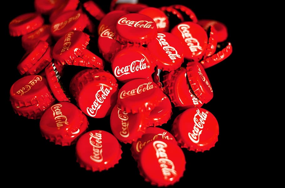 pila, rojo, coronas de botellas de coca-cola, coca cola, corchos de coronas, refresco, celebración, amor, fondo negro, comida y bebida