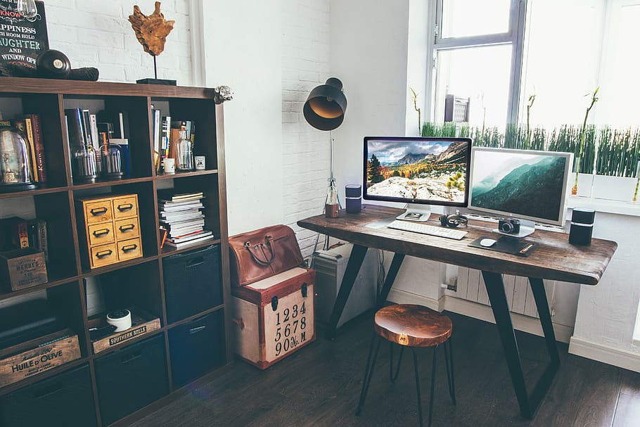 foto, dois, plano, tela, monitores de computador, marrom, de madeira, mesa, ao lado, prateleira do cubo