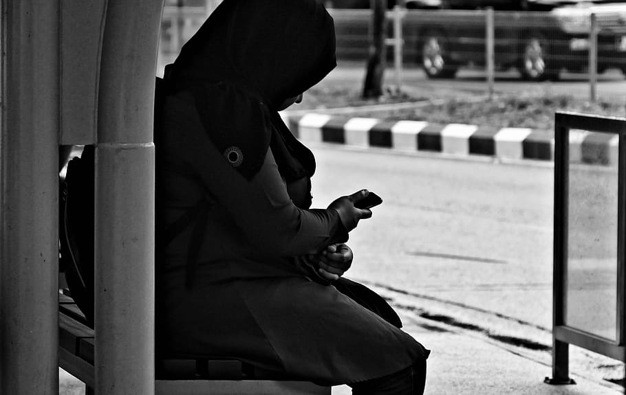 wanita, seorang wanita muslim, kuda betina arab, smartphone, telepon, duduk, kursi, satu orang, orang sungguhan, masalah sosial