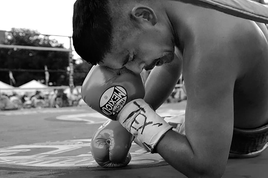 Foto en escala de grises, macho, boxeador, ring de boxeo, tex, texas, luchador, boxeo, ring, abajo