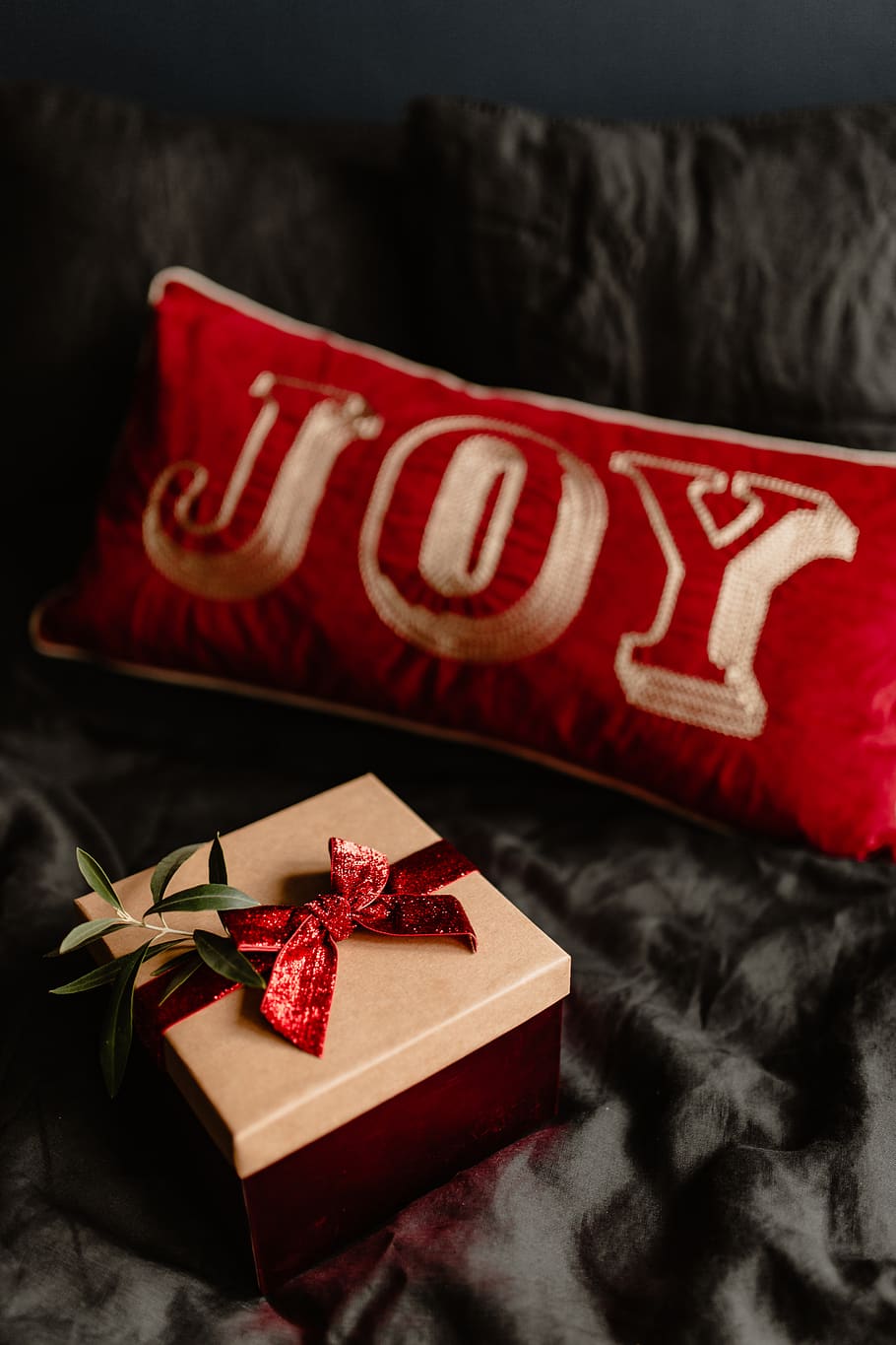 christmas gifts, presents, xmas, linen, bed, red, black, bedding, december, winter