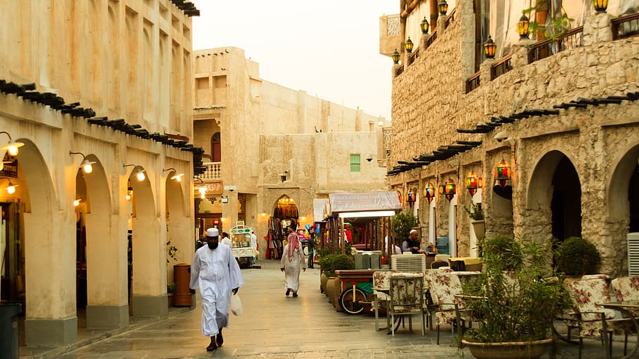 남자, 화이트, thawb robe, 보행, 앞, 콘크리트, 건물, 카타르, 도하, 도시 생활