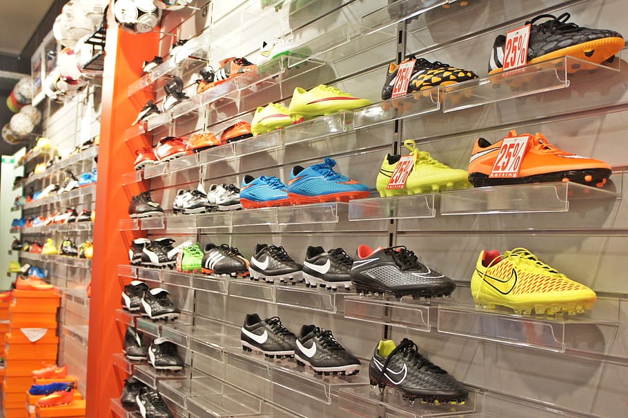 lote de zapatos Nike, blanco, estante de metal, deportes, tienda, zapato, pared, fútbol, ​​tienda, minorista