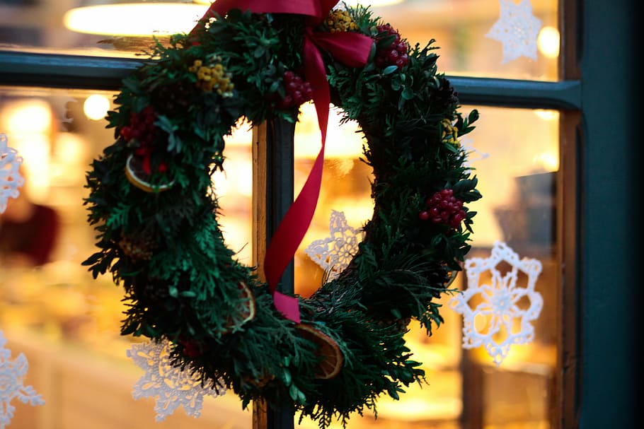 verde, corona, colgando, ventana, rojo, Navidad, ahorcado, casa, decoración, art
