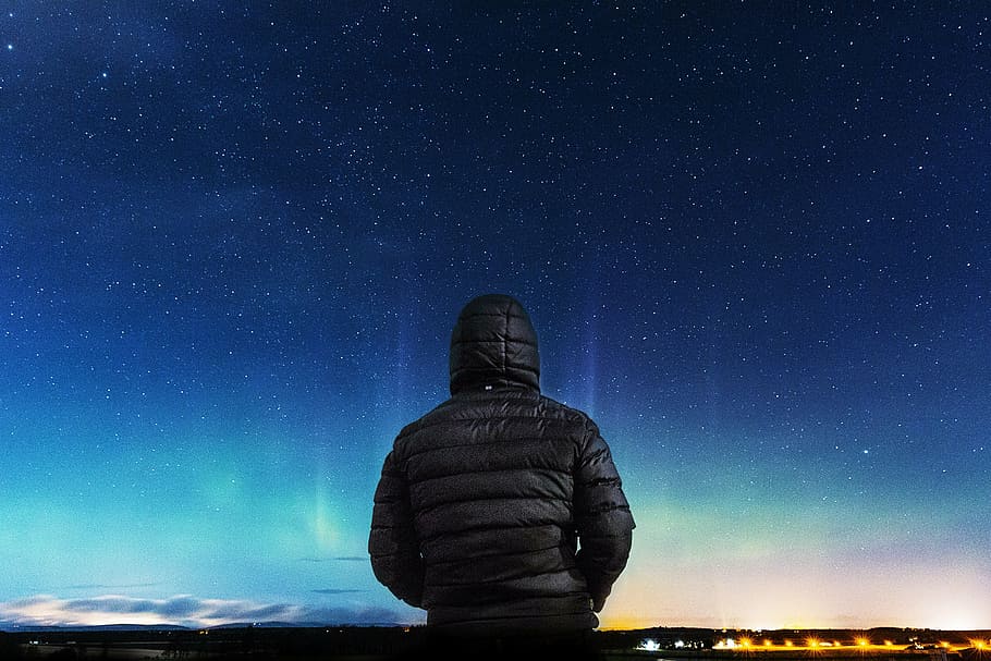 homem, olhando, aurora, do norte, luzes, assistindo, boreails, estrelas, galáxia, espaço