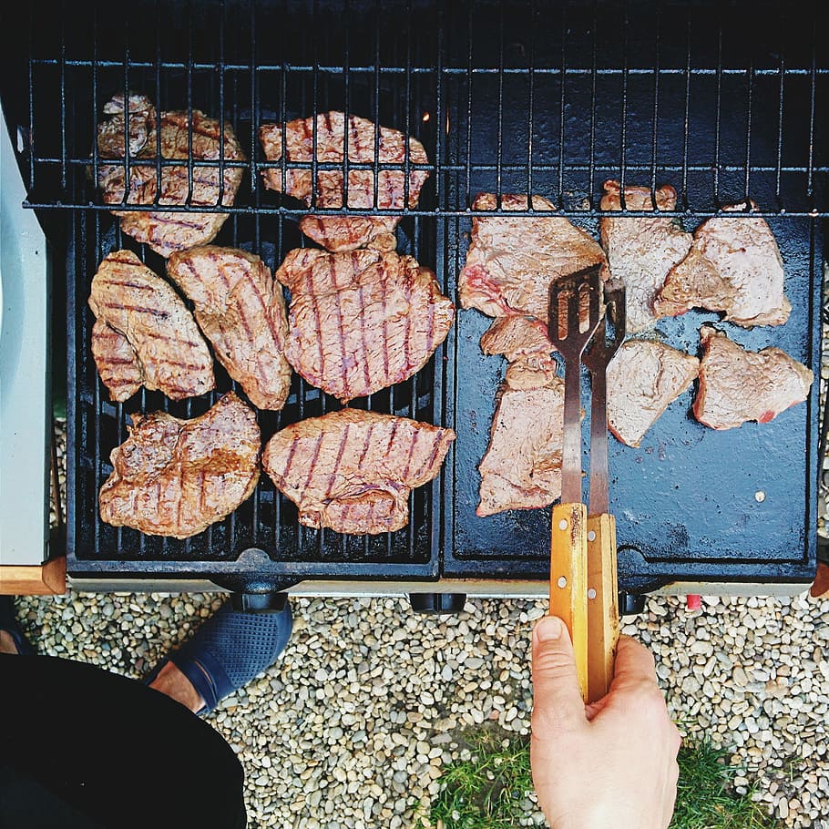 steak daging babi barbeque, daging babi, steak, daging panggang, memanggang, tangan, daging, luar, proses, tampilan atas