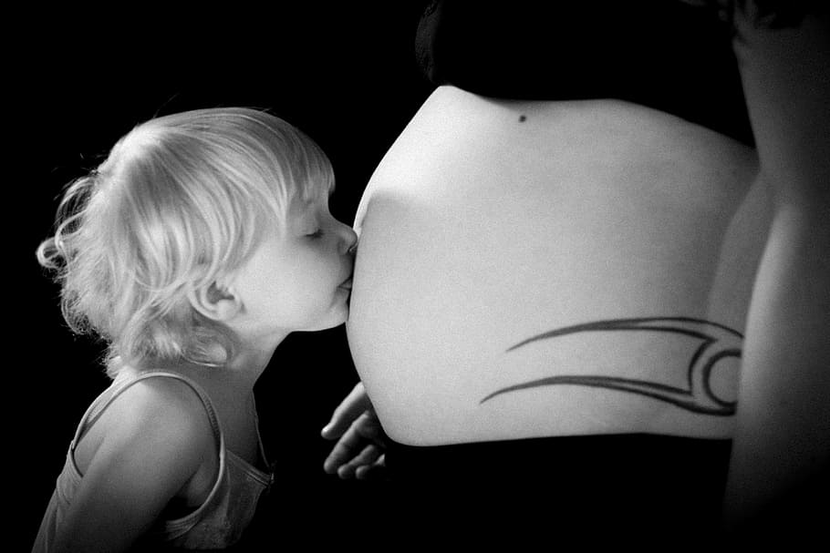 fotografi grayscale, gadis, ciuman, wanita, pusar, grayscale, fotografi, perut bayi, kehamilan, keluarga
