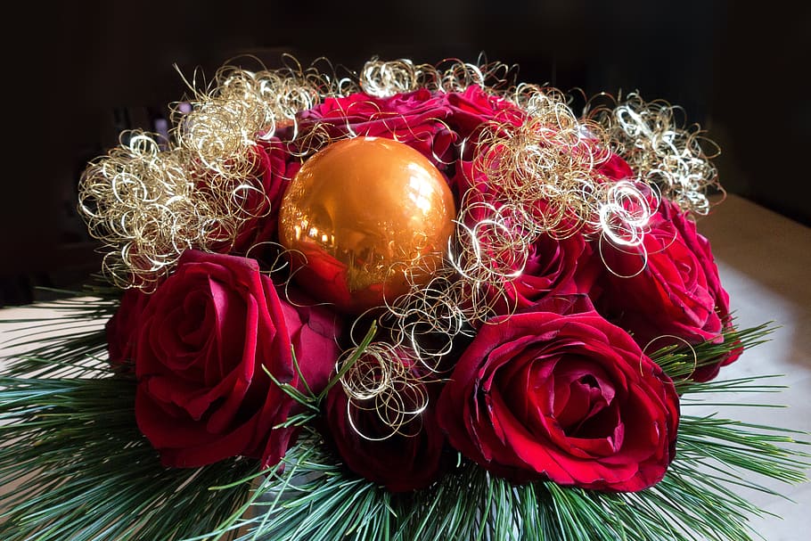 centro de mesa rosa roja, rosa, navidad, arreglo, oro, rojo, adornos navideños, joyas, decoraciones de mesa, pino