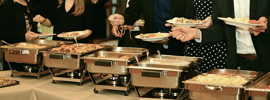 personas, de pie, siguiente, mesa, frotamiento, platos, gastronomía, buffet, plato de frotamiento, comer