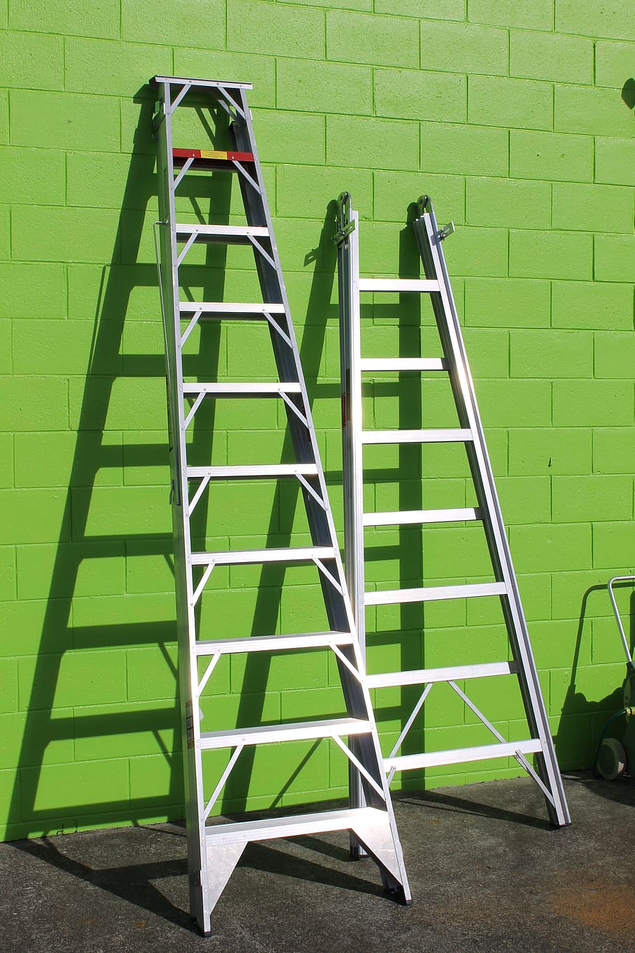 dos, gris, escaleras de metal, verde, pared, escalera, altura, alcance, reparación, techado