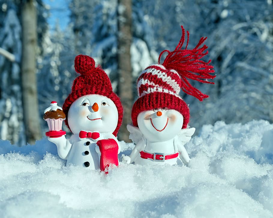 dos, figuras de muñeco de nieve blanco y rojo, de pie, campo de nieve, muñecos de nieve, diversión, figura, gracioso, gorra, cara de nieve
