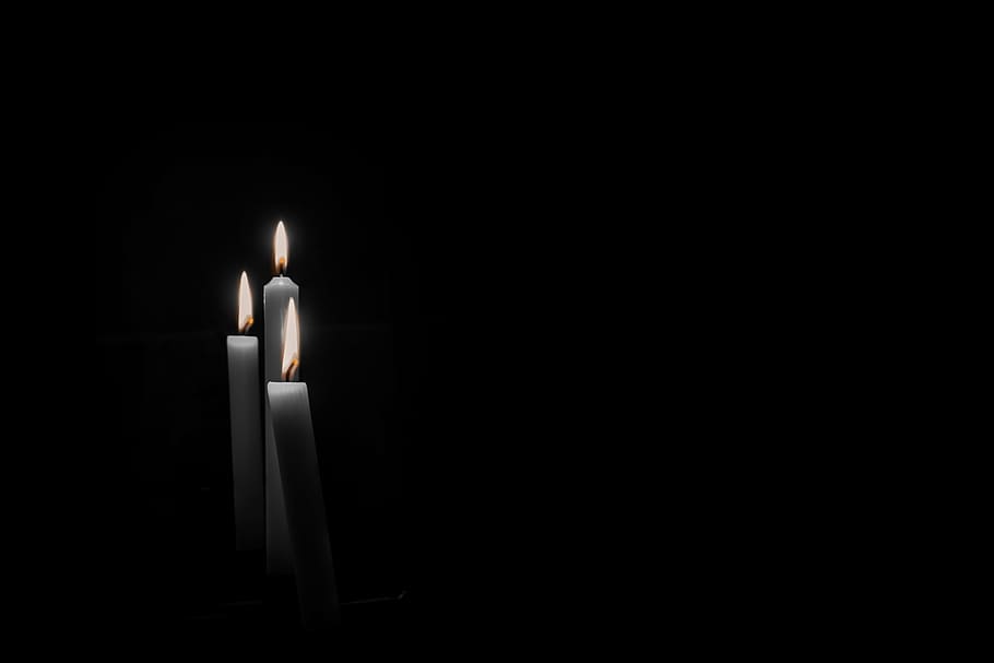fotografía en escala de grises, tres, blanco, encendido, velas, luto, luz de una vela, memoria, conmemorar, muerte