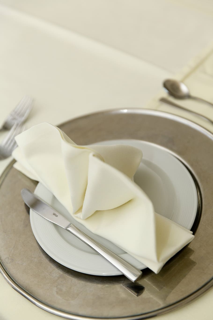silver knife, white, ceramic, plate, table, setup, restaurant, napkin, knife, tableware