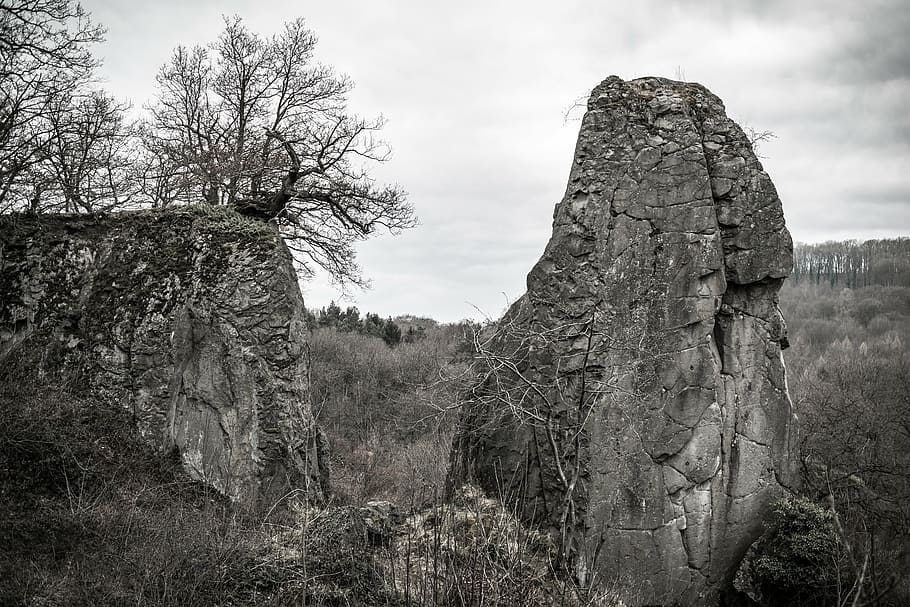 Серая скала. Камень серая гора. Стена скала. Скалистый камень в природе. Черные камни горы.