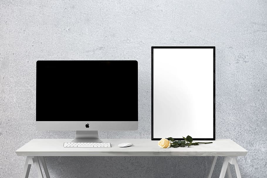 iMac perak, meja, di samping, kuning, mawar, maket, dinding, poster, tiruan, bingkai