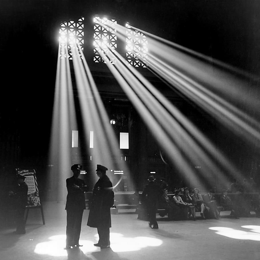 union station, railway station, waiting room, light beam, sunbeam, rays, shadow, concourse, chicago, 1943