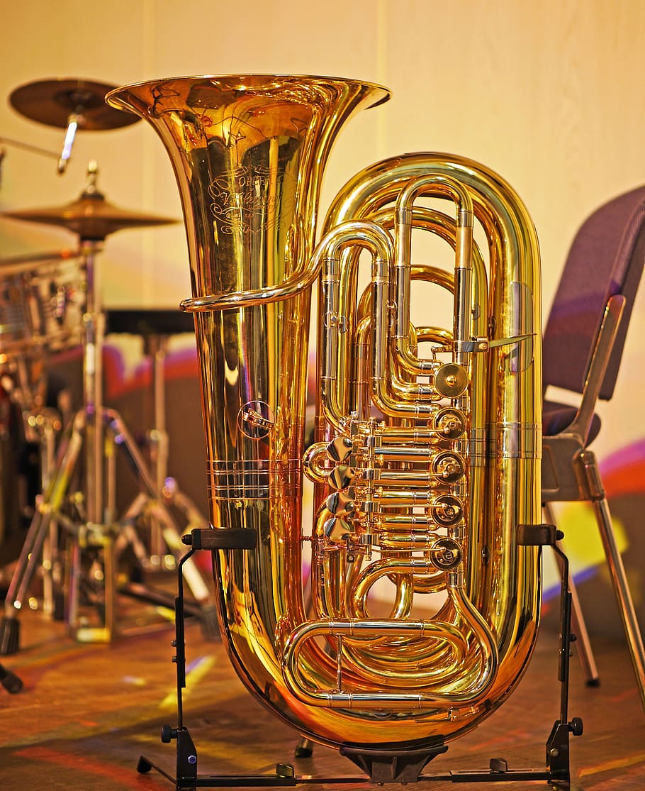 closeup, foto, instrumen tuba berwarna kuningan, tuba, drum, jazz, sesi, break, band, musik
