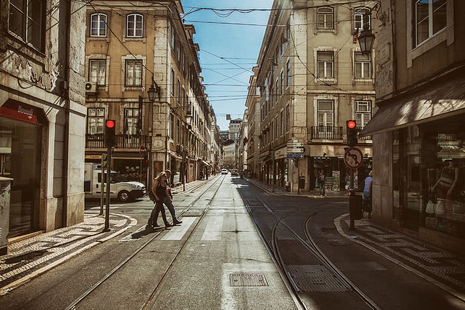 tiro de rua, mostrando, vermelho, luzes, sinal de trânsito, Rua, tiro, luzes vermelhas, Lisboa, Portugal