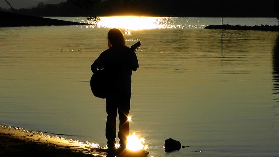 pessoa, tocando, violão na frente, corpo, agua, dia, músico, guitarrista, musical, silhueta