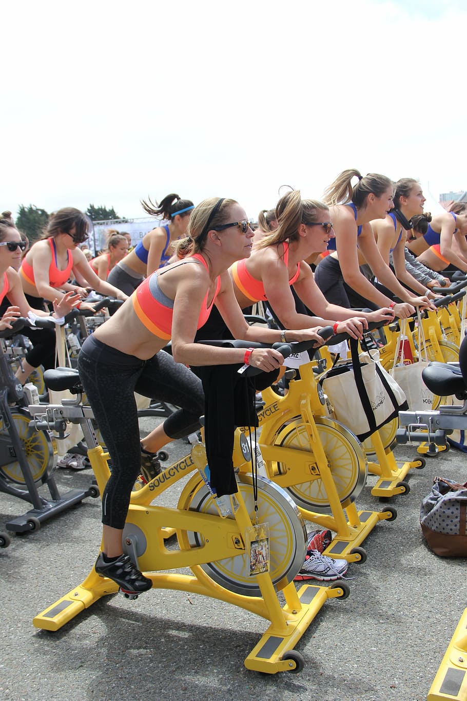wanita, mengambil, stasioner, sepeda, berputar, bersepeda, olahraga, putaran, siklus, kebugaran