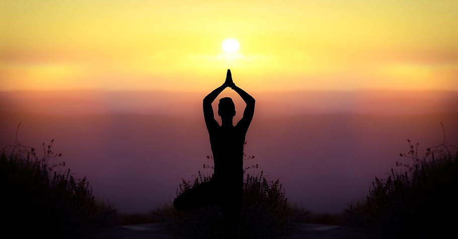 orang yang melakukan yoga, matahari terbenam, fajar, alam, senja, matahari, langit, lanskap, malam, pantai