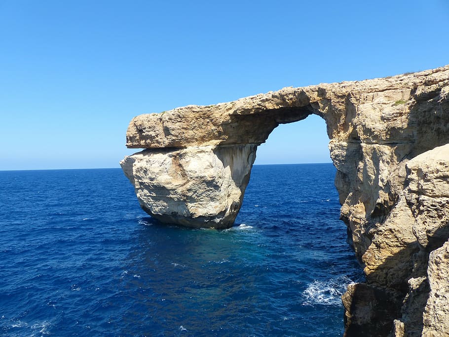 gris, formación rocosa, durante el día, roca, acantilado, ventana azul, malta, gozo, mar, naturaleza