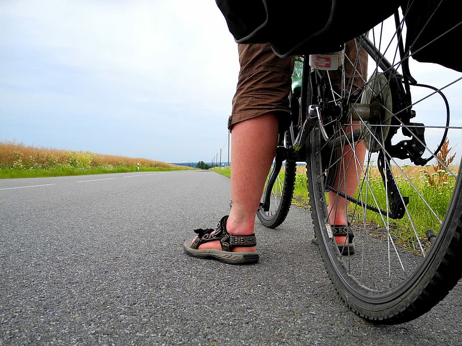 Rodada, Ciclismo, Bicicleta, de bicicleta, turismo, estrada, apenas um homem, seção baixa, roda, perna humana
