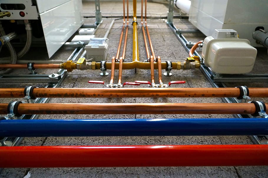 foto de enfoque, marrón, azul, rojo, tubos, plomería, calefacción, trabajo, maquinaria, equipo