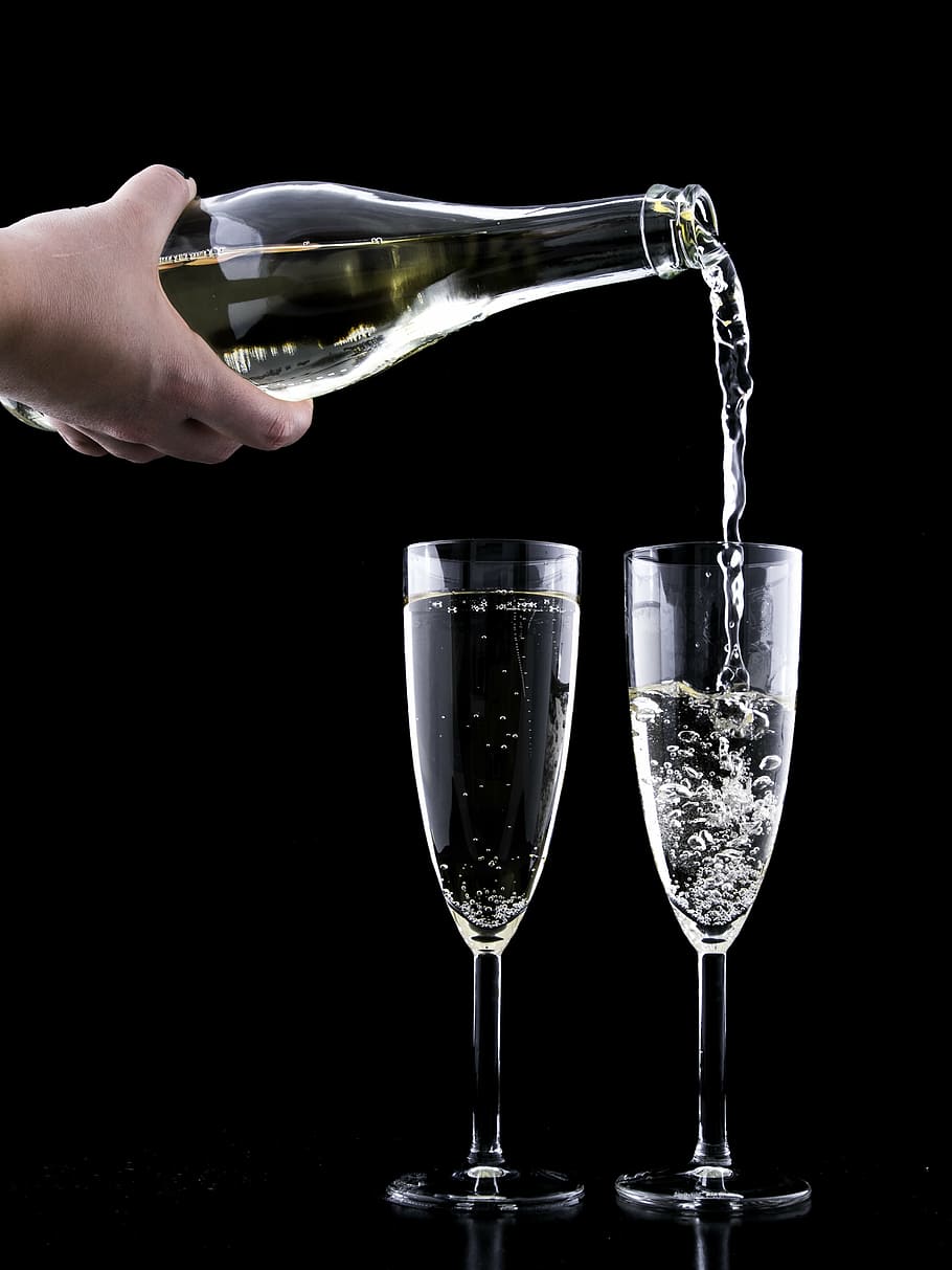 Persona, vertiendo, champán, dos, vasos, víspera, bebida, cristal, festivo, vidrio