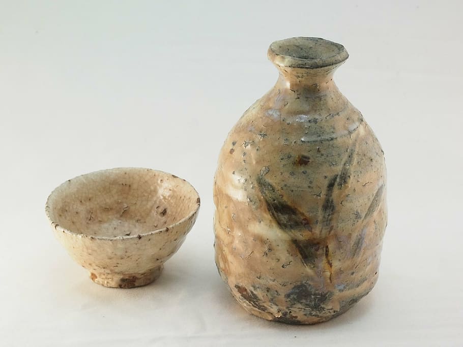 dois, marrom, cerâmica, tigela, jarro, copo de saquê, garrafa de saquê, fundo branco, dentro de casa, recipiente