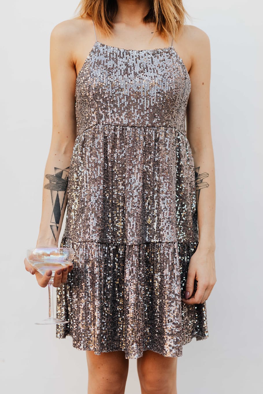 vidro, copo de vinho, vinho branco, tatuagem, lantejoulas, fundo branco, vestido, loira, mulher, champanhe