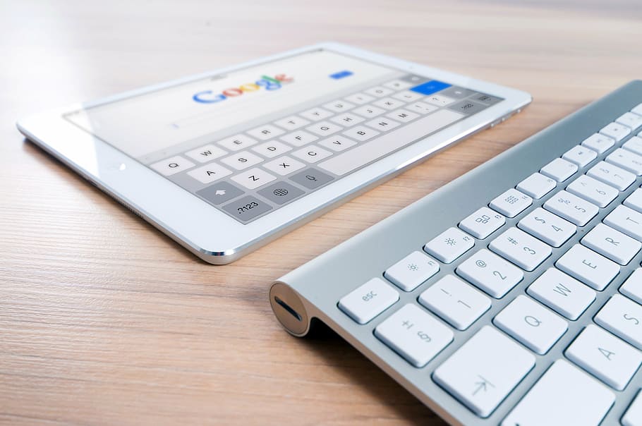 blanco, ipad, mostrando, google, pro, cerca, magia, teclado, marrón, madera