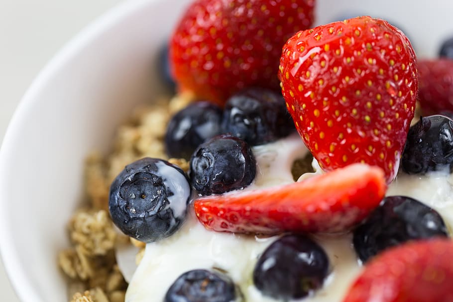 tazón de desayuno, que contiene, yogur, fruta, cereal de granola, saludable, desayuno, tazón de fuente, granola, cereal
