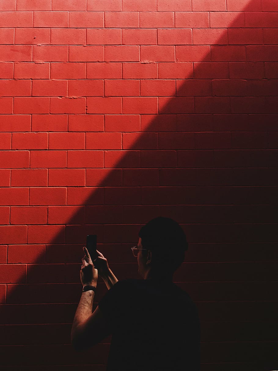 赤い壁のクラッディング, 赤, 壁, 日光, 暗い, 人々, 男, 携帯電話, カメラ, 写真