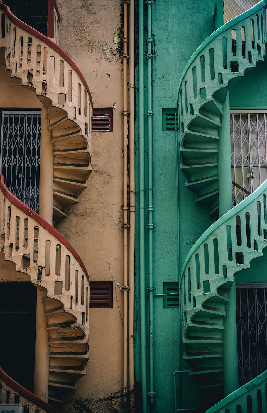 foto, marrón, verde azulado escaleras, verde azulado, giro, escaleras, escalera, pasos, arquitectura, barandilla