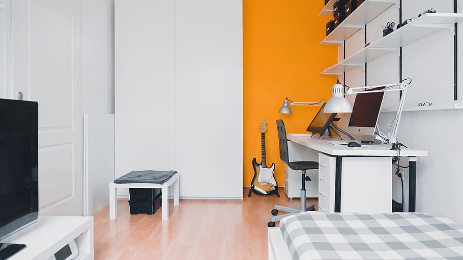 Kamar, kursi, putih, listrik, gitar, tempat tidur, apel, desktop, meja, kantor