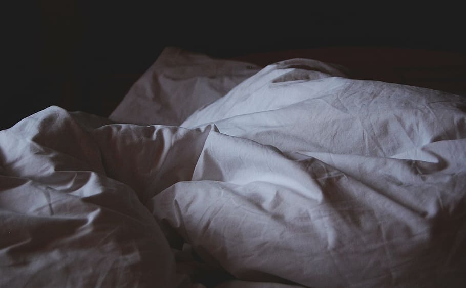 白いベッド掛け布団, ベッドリネン, 目を覚まし, くしゃくしゃにした, シーツ, 最初の光, 影, 邪魔, 疲れ, 休憩