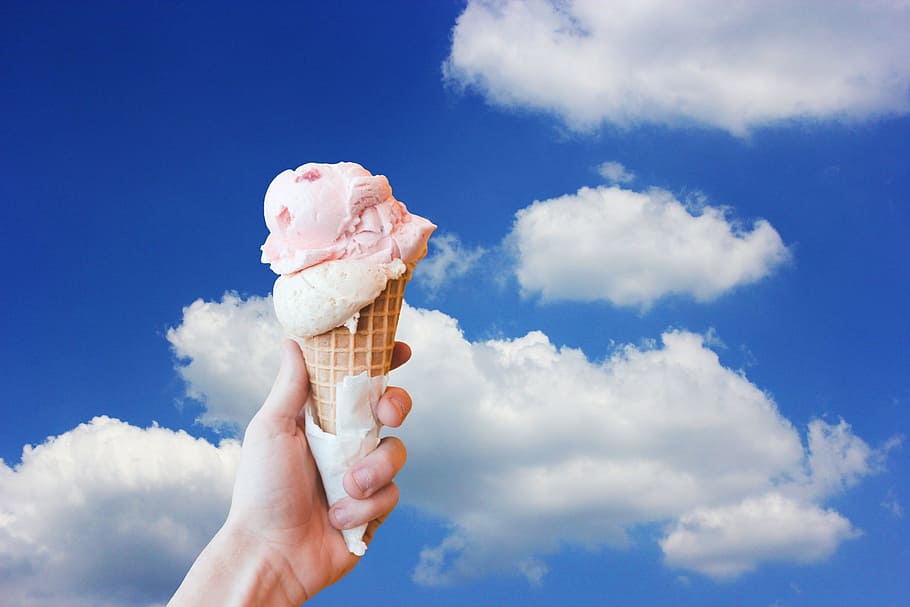 helado de fresa, cono, mano, hielo, helado de leche, helado suave, cono de helado, helado, gofre, comer helado