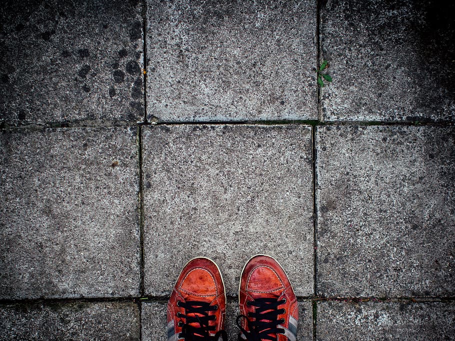 trotoar, tanah, merah, sepatu, gaya hidup, bagian rendah, kedudukan, bagian tubuh manusia, satu orang, perspektif pribadi