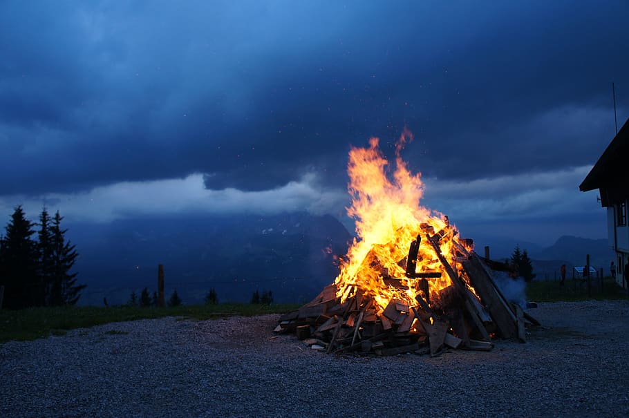 fogo, montanhas, fogo de páscoa, ardente, fogo - fenômeno natural, chama, céu, calor - temperatura, fogueira, natureza