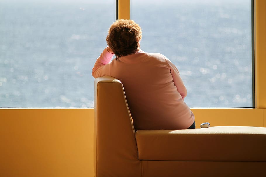 mulher, sentada, sofá, de frente para a janela, vista, corpo, água, solitária, humano, pessoa