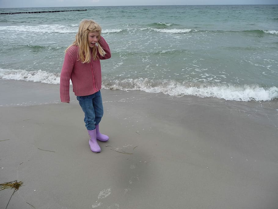 Mar Báltico, mar, niña, botas de goma, playa, juego, viento, clima, ocio, vacaciones