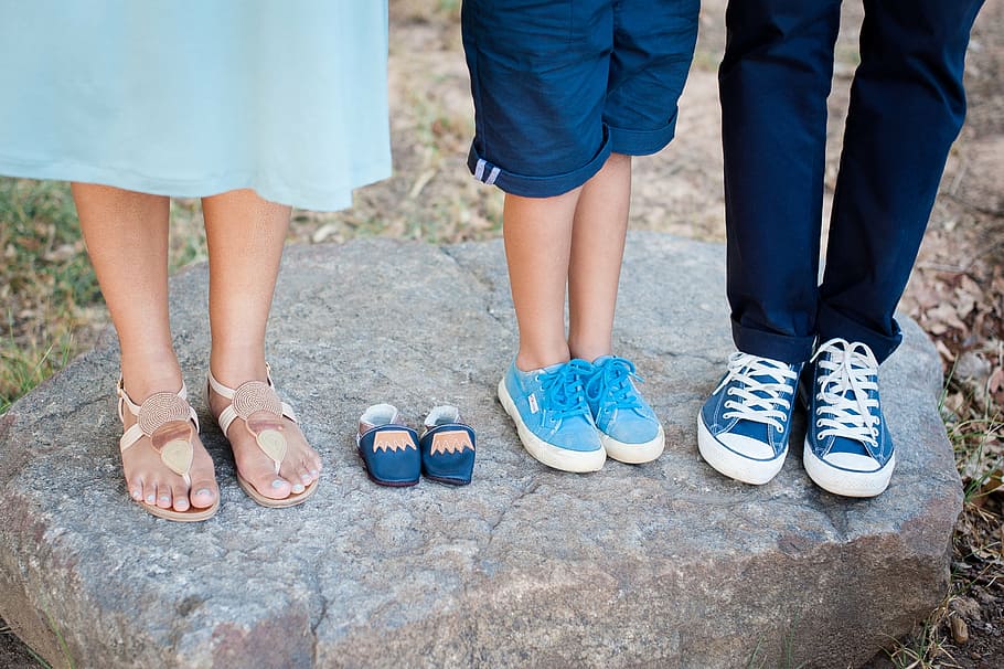 Tres, personas, de pie, marrón, roca, familia, pies de cerca, azul, bebé, de pie sobre una roca