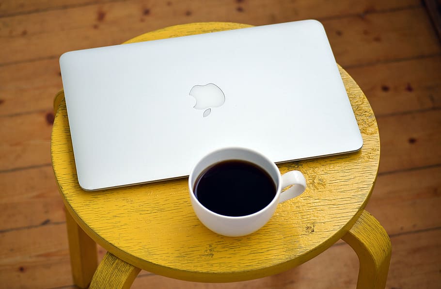 黒, コーヒー, 塗りつぶされた, 白, カップ, macbook air, トップ, ブラウン, 木製, テーブル