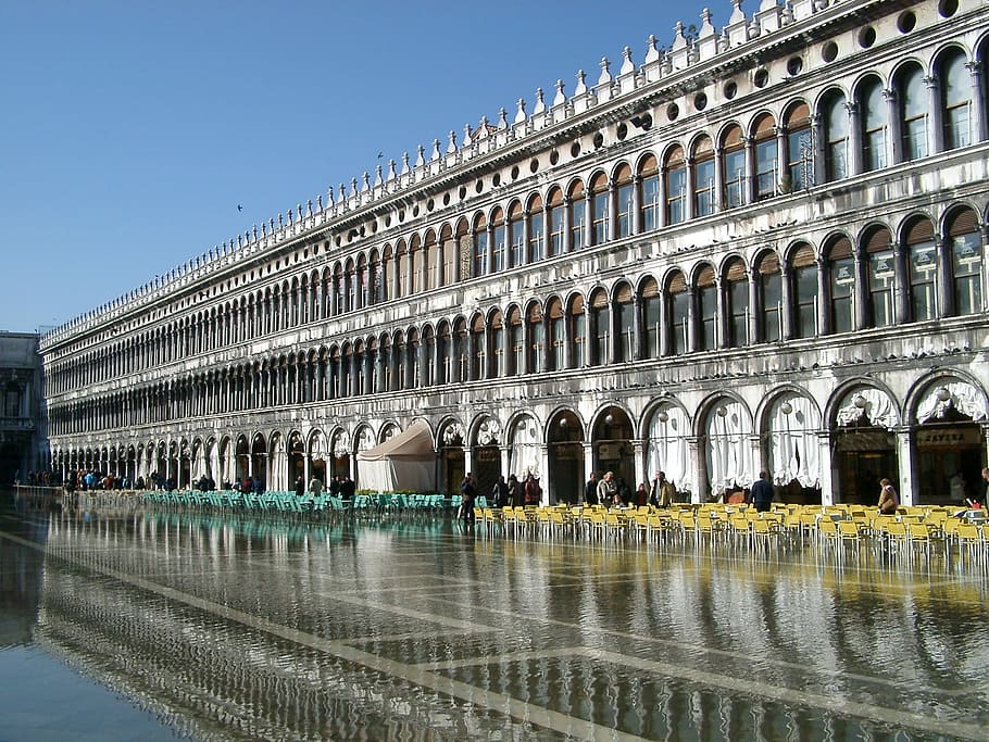 Veneza, Piazza San Marco, Itália, reflexo na água, janelas, praça, acqua alta, inundação, arquitetura, estrutura construída
