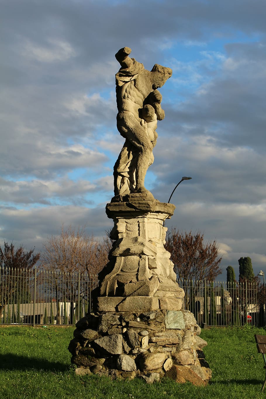 Estatua de Hércules, Merate, Italia, Hércules, estatua, pedestal, arte y artesanía, escultura, nube - cielo, cielo