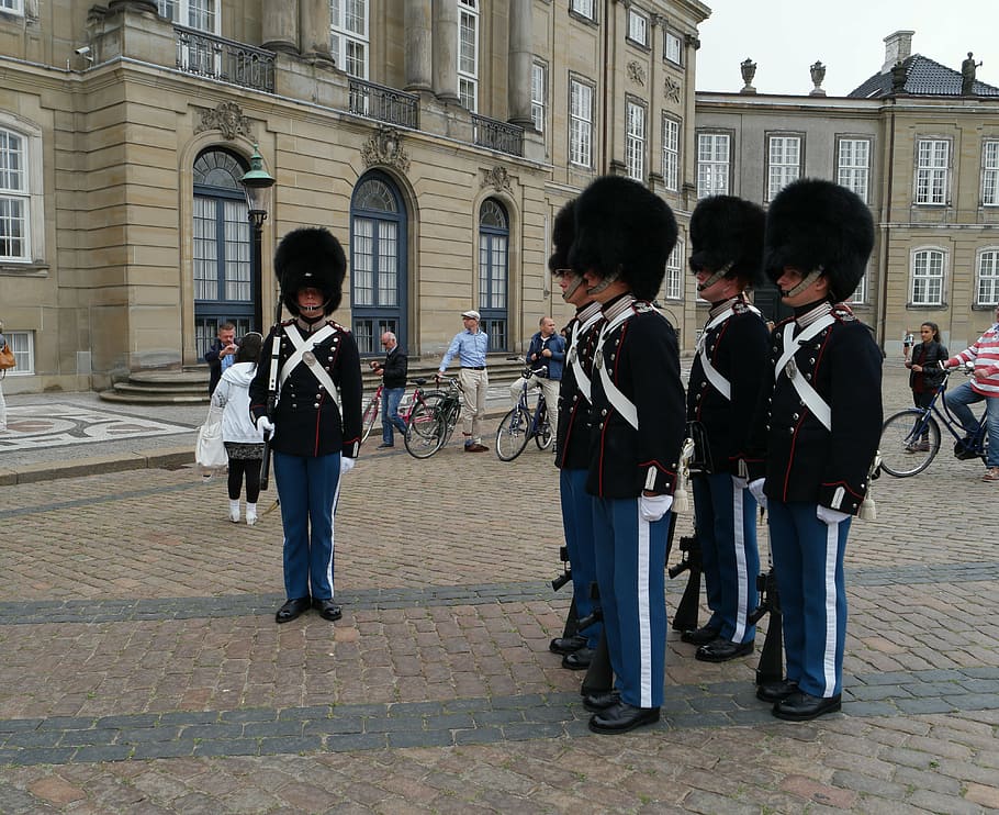 Los guardias de la vida real, Dinamarca, Copenhague, soldado, reina, atracción turística, sombreros de piel de oso, seguridad, tradición, palacio