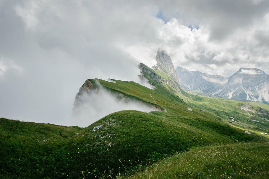 fotografia de paisagem, nebuloso, montanha, verde, grama, montanhas, pastagens, nuvens, céu, nevoeiro