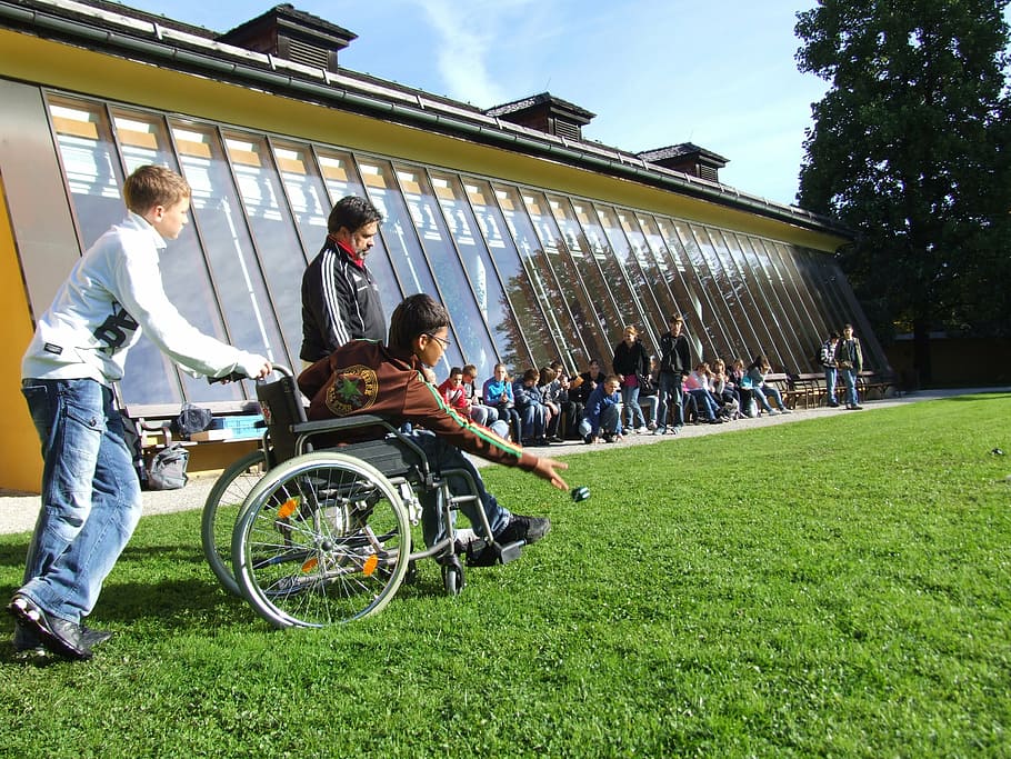 chico, sentado, silla de ruedas, lanzamiento, pelota, verde, hierba, discapacitados, deporte, activo